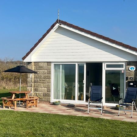 Bayview Self-Catering Coastal Bungalow In Rural West Wight Freshwater Exterior photo